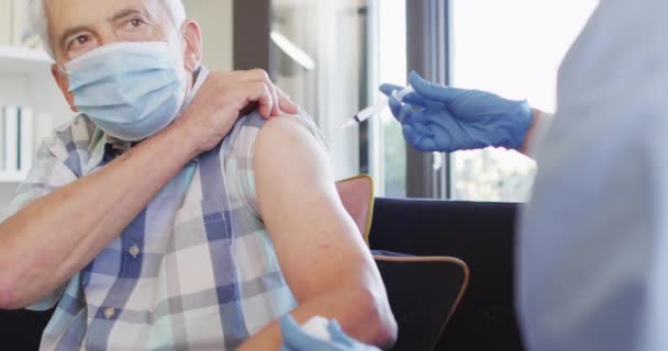 Video Hands Biracial Female Doctor Vaccinating Caucasian Senior Man Seniors — Video Stock
