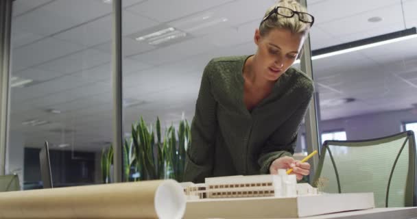 Vídeo Designer Feminina Caucasiana Focada Trabalhando Projeto Profissionais Negócios Trabalhando — Vídeo de Stock