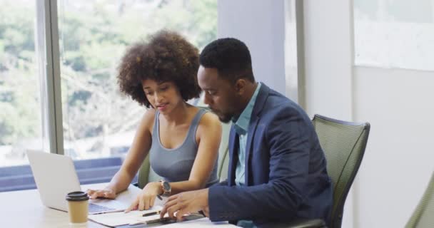 Vidéo Homme Affaires Diversifié Concentré Designer Féminin Travaillant Avec Ordinateur — Video