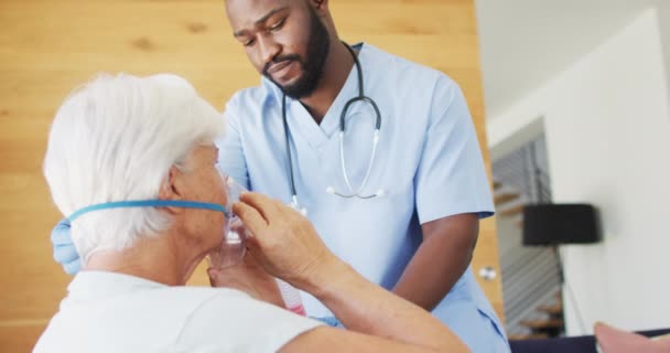 Video African American Male Doctor Keeping Oxygen Caucasian Senior Woman — Vídeo de stock