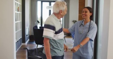 Kafkasyalı son sınıf öğrencisiyle ilgilenen mutlu melez kadın doktorun animasyonu. Yaşlılar sağlığı ve huzurevi konsepti dijital olarak oluşturulmuş video.