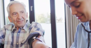 Kafkasyalı kıdemli adama baskı yapan mutlu çift ırklı kadın doktor animasyonu. Yaşlılar sağlığı ve huzurevi konsepti dijital olarak oluşturulmuş video.