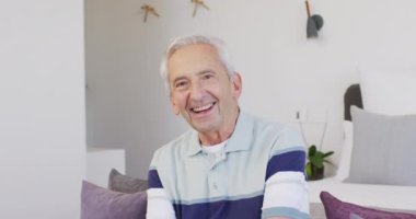 Kameraya bakan mutlu, beyaz, kıdemli bir adamın animasyonu. emeklilik ve yaşlı yaşam tarzı konsepti dijital olarak oluşturulmuş video.