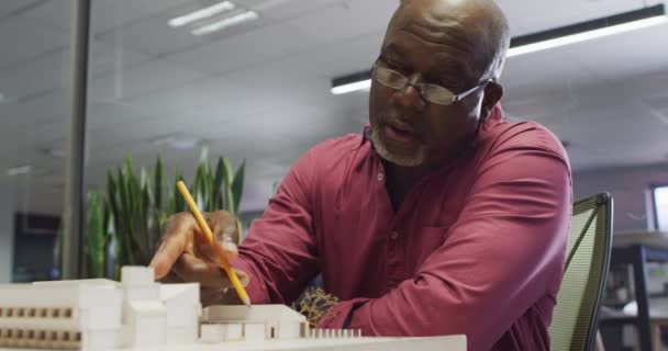 Videó Fókuszált Afro Amerikai Férfi Tervezőről Aki Projekten Dolgozik Üzleti — Stock videók