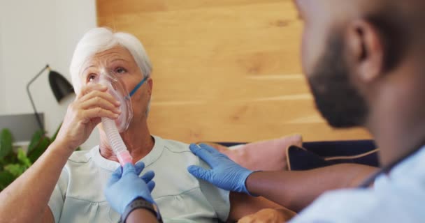 Βίντεο Ενός Αφροαμερικανού Γιατρού Που Κρατάει Οξυγόνο Μια Λευκή Ηλικιωμένη — Αρχείο Βίντεο