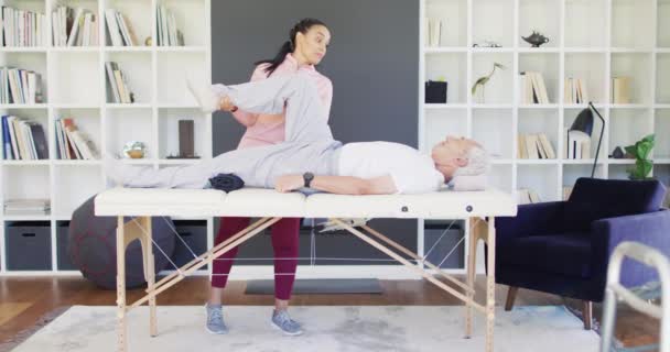 Video Happy Biracial Female Physiotherapist Exercising Caucasian Senior Man Seniors — Stock Video