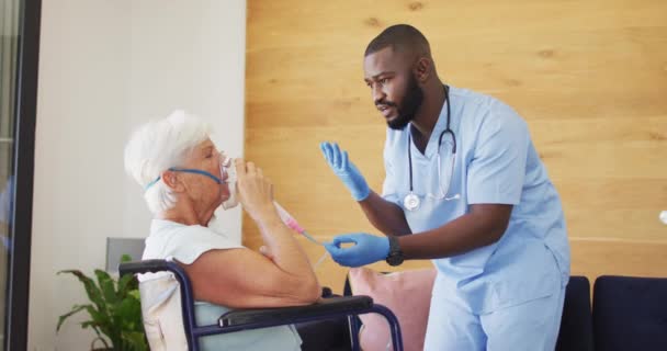 Video African American Male Doctor Keeping Oxygen Caucasian Senior Woman — Video