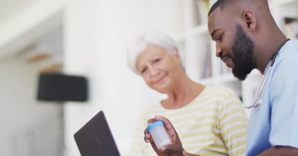 Video Hapopy African American Male Doctor Giving Medicines Caucasian Senior — Stock Video