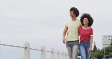 Afrika kökenli Amerikalı genç bir çift sahildeki gezinti güvertesinde yürürken birbirlerine sarılıyorlar. Aşk ve ilişki kavramı