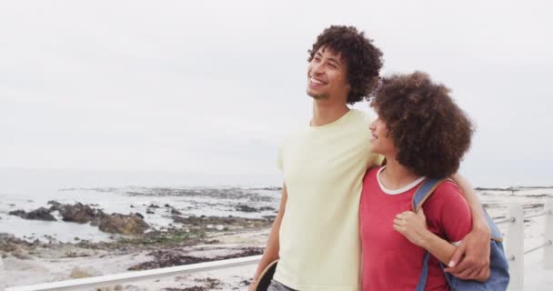 Pareja Joven Afroamericana Sonriendo Mirándose Mientras Caminan Juntos Paseo Marítimo — Vídeos de Stock