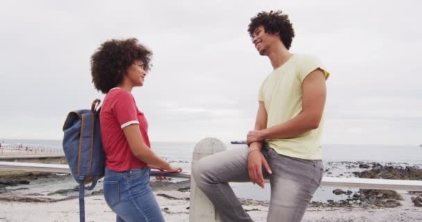 Pareja Joven Afroamericana Sonriendo Mientras Hablan Paseo Marítimo Cerca Playa — Vídeos de Stock