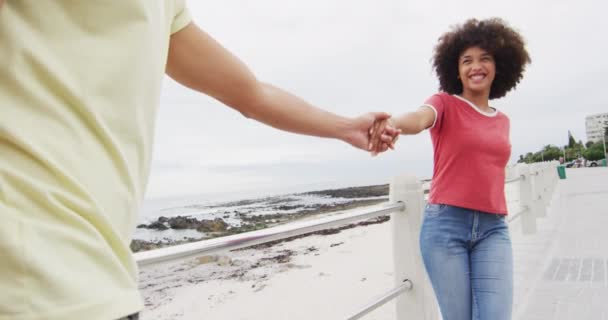 Jovem Afro Americana Segurando Mãos Seu Marido Enquanto Caminhava Passeio — Vídeo de Stock