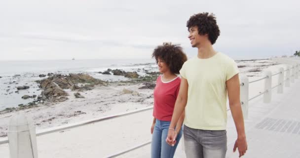 Pareja Joven Afroamericana Tomados Mano Caminando Juntos Paseo Marítimo Amor — Vídeos de Stock