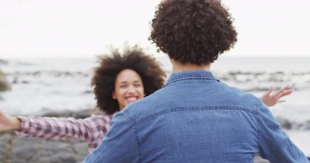 Mujer Afroamericana Abrazando Marido Las Rocas Cerca Del Mar Amor — Vídeos de Stock