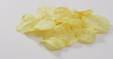 Beyaz yüzeyinde fotokopi alanı olan patates cipslerini kapatın. yiyecek ve atıştırmalık konsepti
