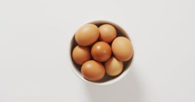 Beyaz yüzeyinde fotokopi alanı olan kahverengi yumurta kasesini kapat. organik gıda ve beslenme konsepti