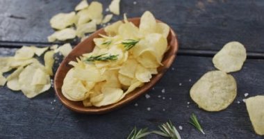 Tahta yüzeyinde fotokopi alanı olan bir kasedeki patates cipslerinin yakın görüntüsü. yiyecek ve atıştırmalık konsepti