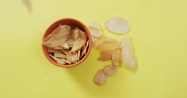 Close Van Aardappelchips Die Vallen Een Schaal Met Kopieerruimte Geel — Stockvideo