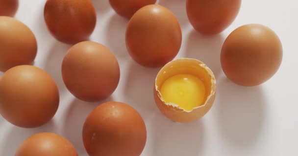 Primer Plano Del Huevo Medio Roto Con Entre Otros Huevos — Vídeo de stock