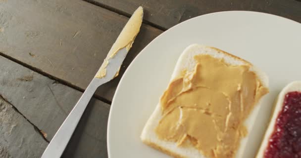 Крупним Планом Вид Арахісового Масла Желе Бутерброди Тарілці Маслом Ножем — стокове відео