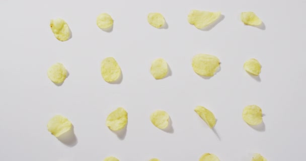 Крупним Планом Картопляні Чіпси Місцем Копіювання Білій Поверхні Концепція Їжі — стокове відео