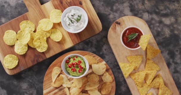 Nahaufnahme Einer Vielzahl Von Chips Und Soßen Auf Hölzernen Tabletts — Stockvideo