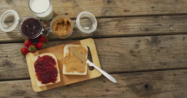 Tahta Tepside Fıstık Ezmeli Reçelli Sandviçler Süt Ahşap Yüzeyde Çilek — Stok video