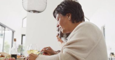 Huzurevinde yemek yiyen mutlu yaşlılar. sağlıklı, aktif emeklilik ve bedensel bütünlük.