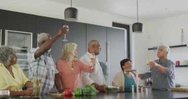 Huzurevinde mutfakta yemek pişiren mutlu kıdemli insanlar. sağlıklı, aktif emeklilik ve bedensel bütünlük.