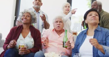 Huzurevinde bira içip televizyon izleyen kıdemli insanlar. sağlıklı, aktif emeklilik ve bedensel bütünlük.