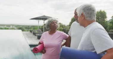 Huzurevinde yoga yapan mutlu yaşlılar. sağlıklı, aktif emeklilik ve bedensel bütünlük.