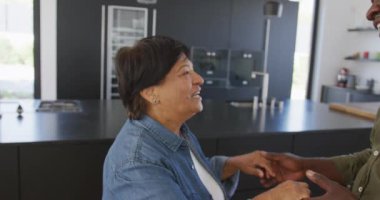 Huzurevinde mutfakta dans eden mutlu kıdemli çift. sağlıklı, aktif emeklilik ve bedensel bütünlük.