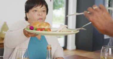 Huzurevinde yemek yiyen mutlu yaşlılar. sağlıklı, aktif emeklilik ve bedensel bütünlük.