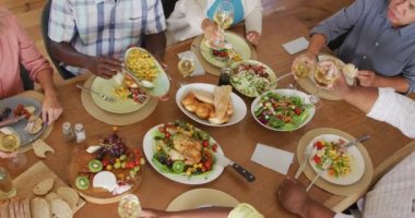 Huzurevinde yemek yiyen mutlu yaşlılar. sağlıklı, aktif emeklilik ve bedensel bütünlük.