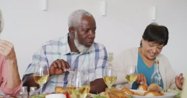 Huzurevinde yemek yiyen mutlu yaşlılar. sağlıklı, aktif emeklilik ve bedensel bütünlük.