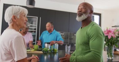 Huzurevinde mutfakta yemek pişiren mutlu kıdemli insanlar. sağlıklı, aktif emeklilik ve bedensel bütünlük.