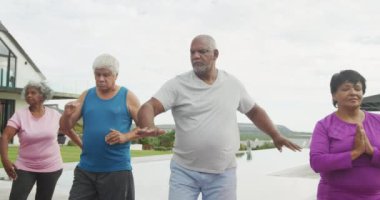 Huzurevinde yoga yapan mutlu yaşlılar. sağlıklı, aktif emeklilik ve bedensel bütünlük.