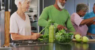 Huzurevinde mutfakta yemek pişiren mutlu kıdemli insanlar. sağlıklı, aktif emeklilik ve bedensel bütünlük.