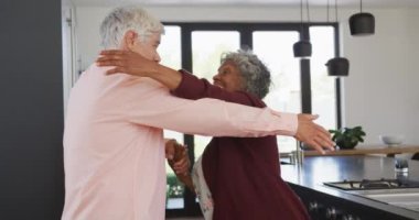 Huzurevinde mutfakta dans eden mutlu kıdemli çift. sağlıklı, aktif emeklilik ve bedensel bütünlük.