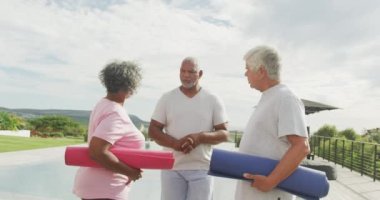 Huzurevinde yoga yapan mutlu yaşlılar. sağlıklı, aktif emeklilik ve bedensel bütünlük.