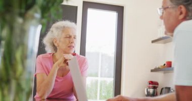 Huzurevindeki masada konuşan mutlu kıdemli insanlar. sağlıklı, aktif emeklilik ve bedensel bütünlük.