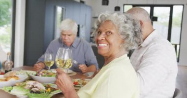 Huzurevinde yemek yiyen mutlu yaşlıların portresi. sağlıklı, aktif emeklilik ve bedensel bütünlük.