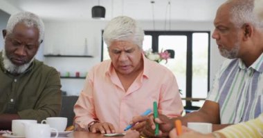 Huzurevinde çay içip tombala oynayan kıdemli insanlar. sağlıklı, aktif emeklilik ve bedensel bütünlük.