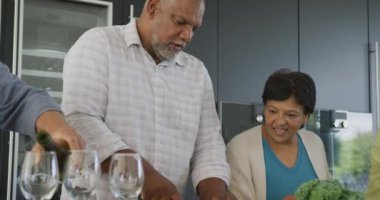 Huzurevinde mutfakta yemek pişiren mutlu kıdemli insanlar. sağlıklı, aktif emeklilik ve bedensel bütünlük.