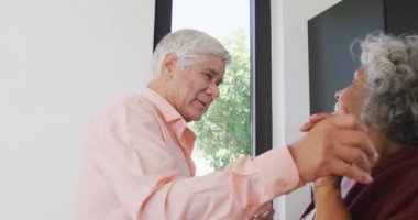 Huzurevinde mutfakta dans eden mutlu kıdemli çift. sağlıklı, aktif emeklilik ve bedensel bütünlük.