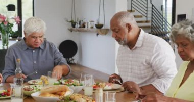 Huzurevinde yemek yiyen mutlu yaşlılar. sağlıklı, aktif emeklilik ve bedensel bütünlük.