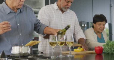 Huzurevinde mutfakta yemek pişiren mutlu kıdemli insanlar. sağlıklı, aktif emeklilik ve bedensel bütünlük.