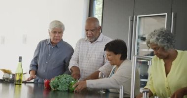 Huzurevinde mutfakta yemek pişiren mutlu kıdemli insanlar. sağlıklı, aktif emeklilik ve bedensel bütünlük.