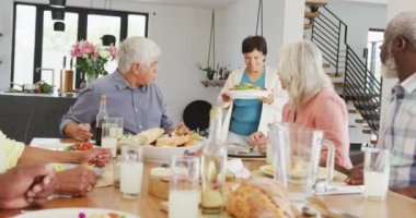 Huzurevinde yemek yiyen mutlu yaşlılar. sağlıklı, aktif emeklilik ve bedensel bütünlük.