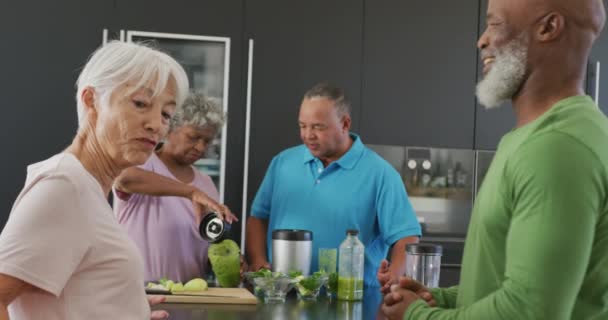 Gelukkige Senior Diverse Mensen Koken Keuken Bij Bejaardentehuis Gezond Actief — Stockvideo